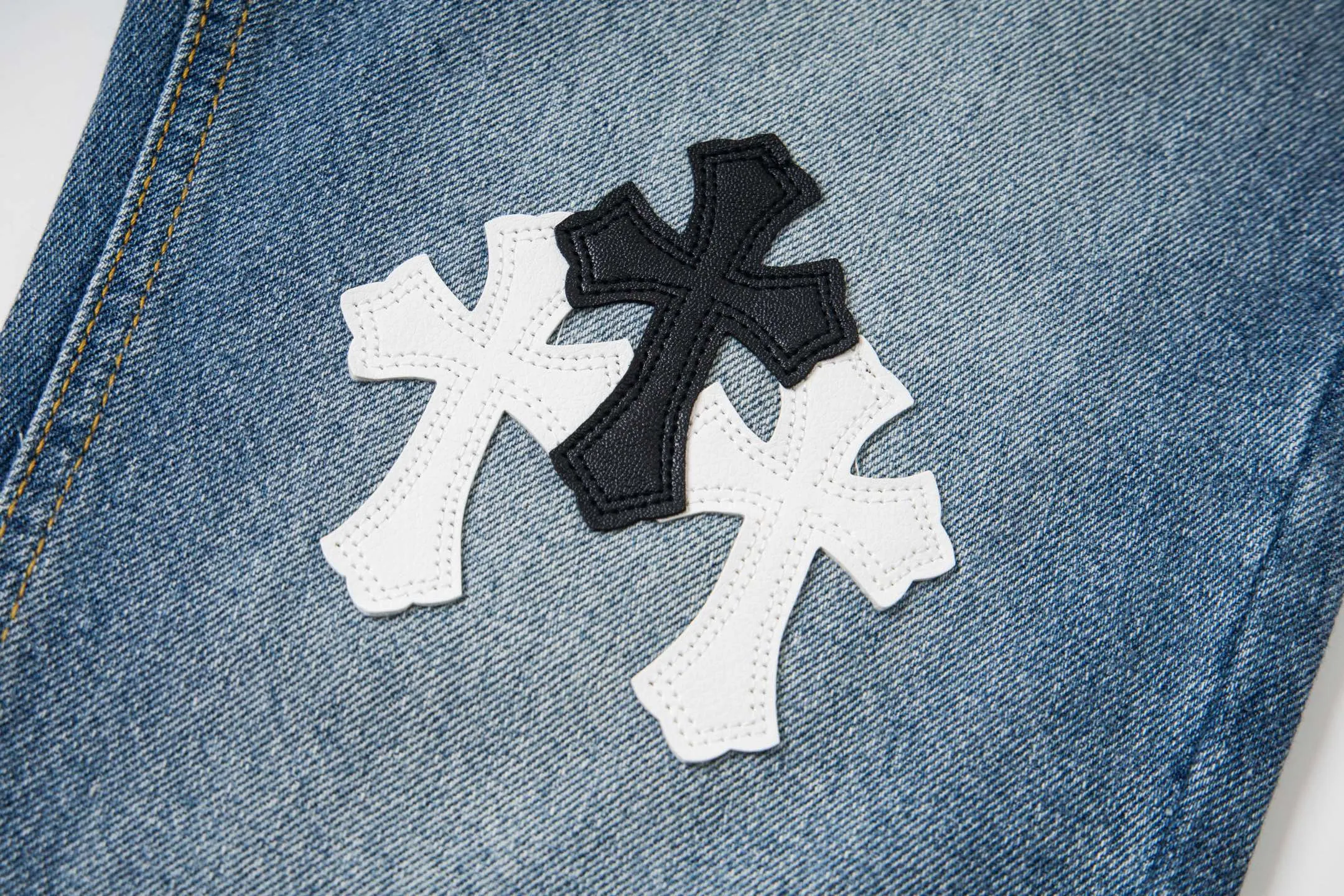 P260 Chrome Hearts light blue pants, Sanskrit black and white patchwork leather jeans. CH jeans need to be washed before being dismantled and then hand-stitched with sheepskin cross leather and then spliced ​​together. The whole piece has too many craftsmanship to explain. The patches are decorated with cross patterns, and the high-waisted washed jeans! ! Absolutely high-end luxury products, god-level single products and super popular products, made with top heavy industry, a must-see magic weapon. Customized hardware. The fabric is thick and soft after washing. It has good breathability. Customized small leather label. Unique design. The details are simple and elegant, and the workmanship is exquisite. The entire trousers are neatly routed and the details are in place! It’s so cool that both men and women can easily control the genderless trend! Style number: 1803# Color: blue Size: 28 30 32 34
